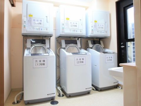 「カーサ・ラ・ヴィーダ保木間」洗濯機。施設内にあるので、便利です。