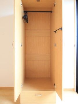「カーサ・ラ・ヴィーダ保木間」居室クローゼット。衣服等はこちらにお仕舞いください。