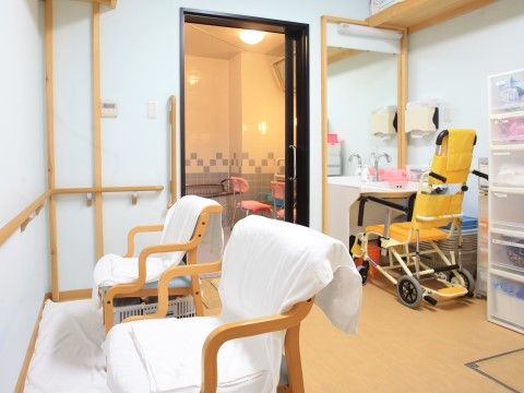 「カーサ・ラ・ヴィーダ保木間」脱衣所。こちらで衣服をお脱ぎになり、そのまま浴室へとお進みください。