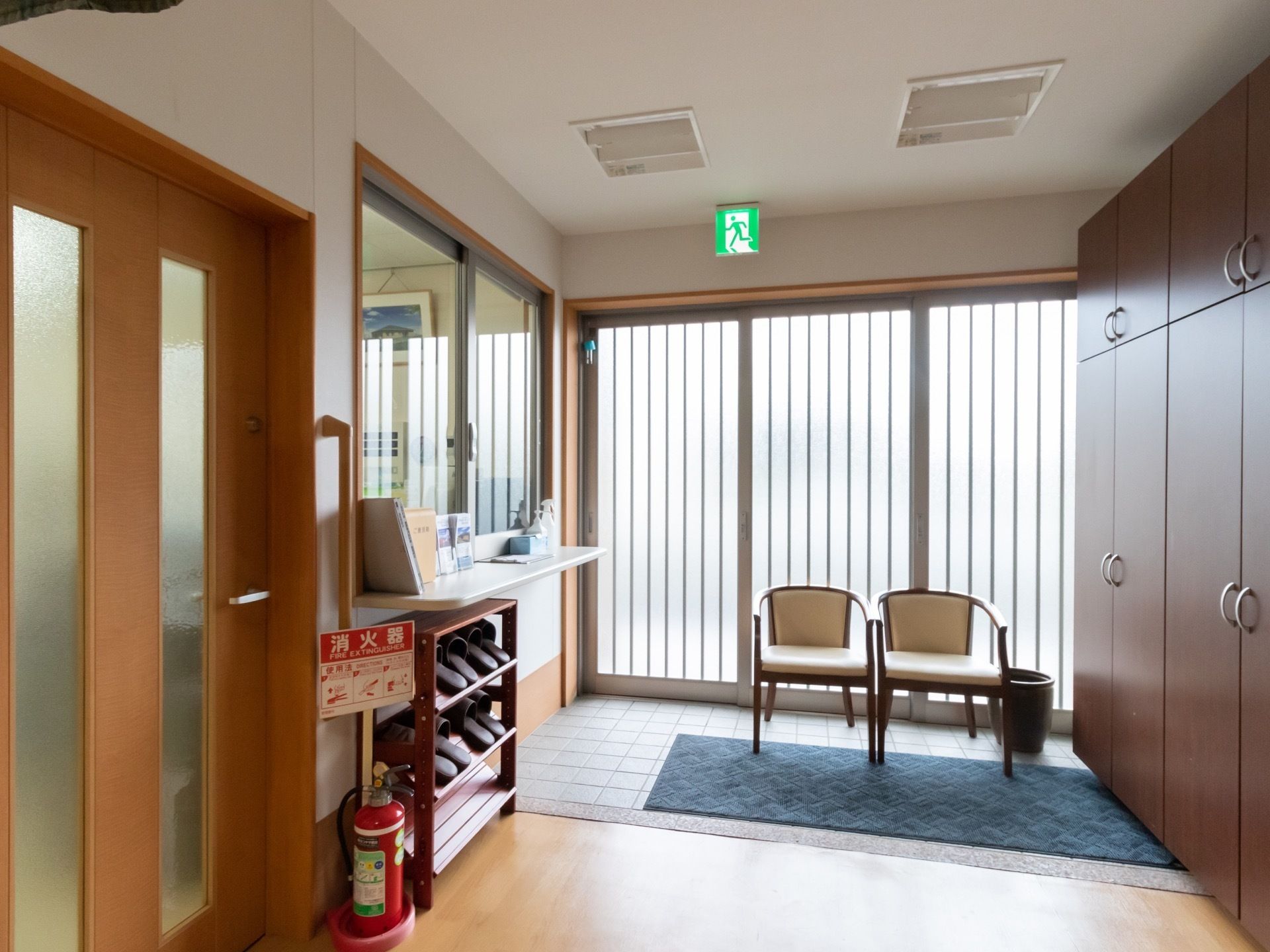 厳寒の扉は2段階の広さに開閉する引き戸である。壁一面に大きな収納棚を備え、靴などを整理整頓している。受付があり、職員による見守りを行う。