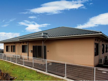平屋建てのホームの建物である。室内には、安全に暮らしていくための工夫が凝らしてある。快適に過ごせる環境である。