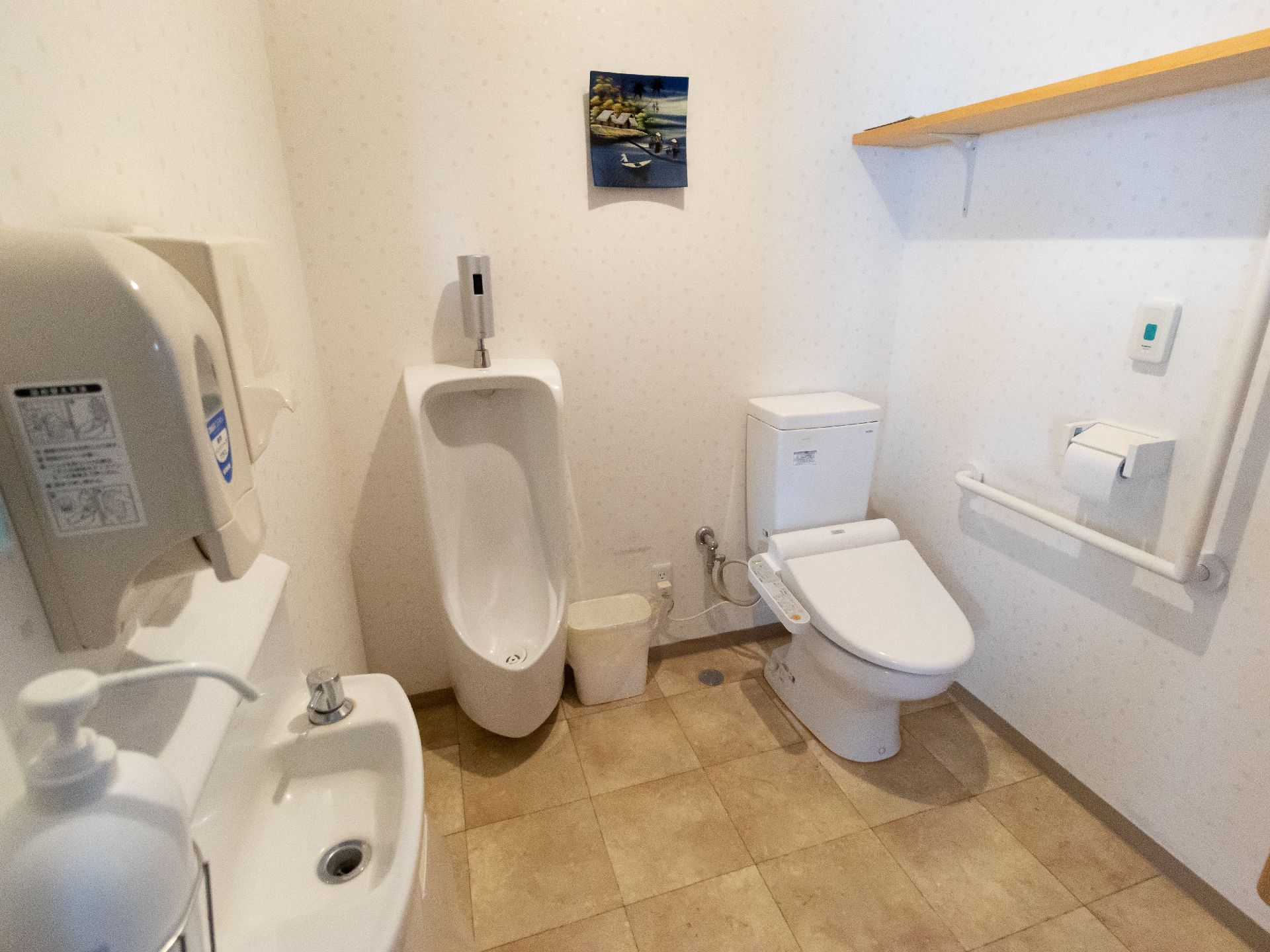 洗面台や洋式トイレの設置された個室