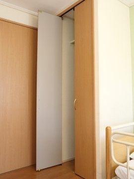 「グループホームいずみ別荘」居室クローゼット。収納スペースに余裕があります。