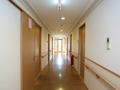 「グループホームいずみ別荘」廊下。手すりを設けている。