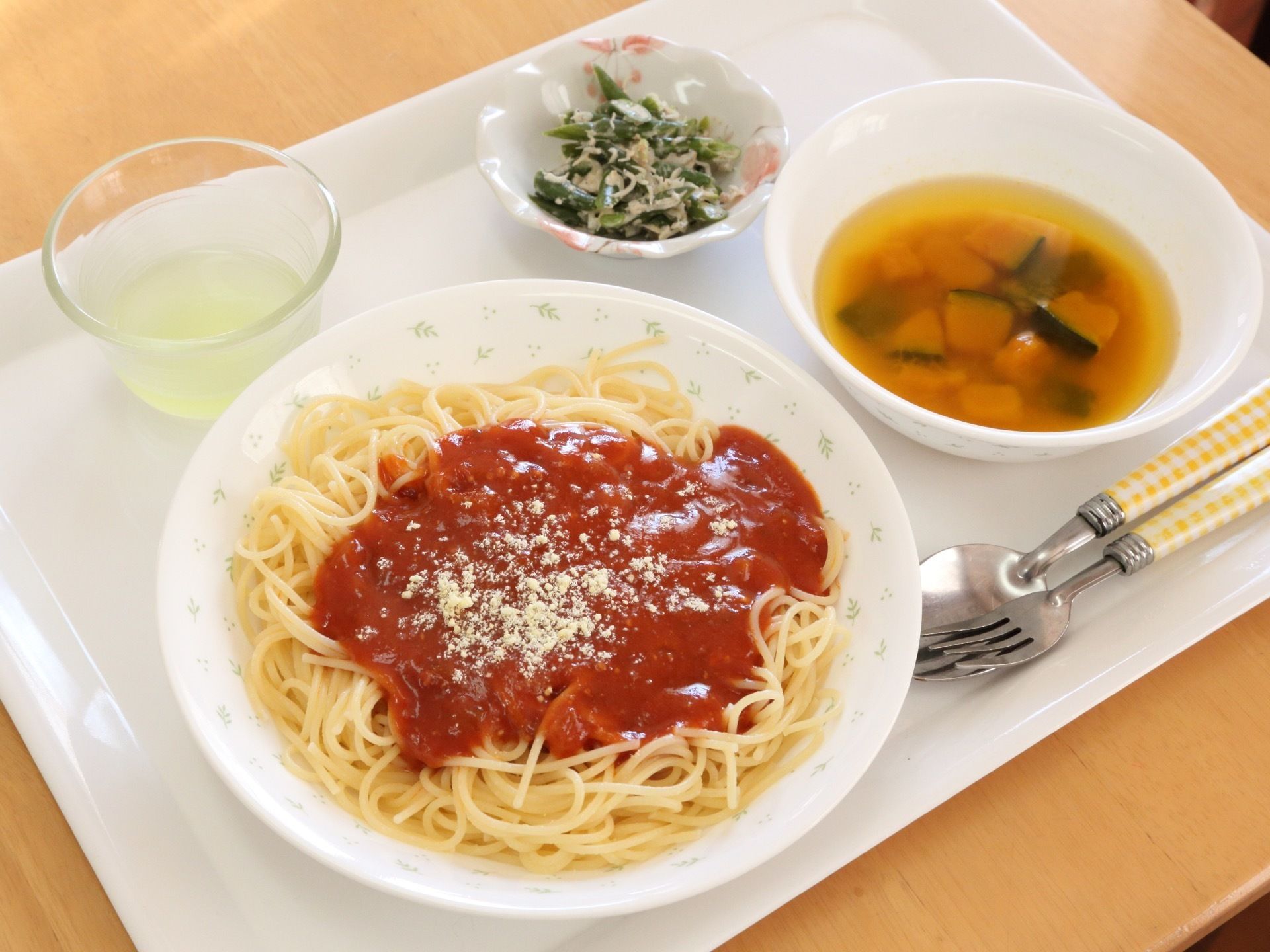 １人分の食事がトレーに乗っている。メイン料理の他に野菜とスープもついており、健康面に配慮したメニューとなっている。