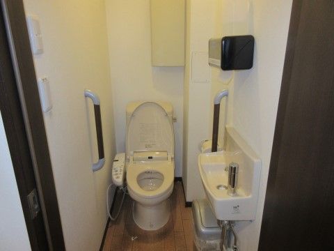 「グループホームいずみ別荘２」のトイレ。左右に介助手すりを設置し、立ち上がりがしやすい。
