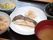 食事は、味噌汁・ひじきの煮付け・炊き込みご飯など家庭的な献立が提供されている。小鉢もついたバランスが良い食事である。