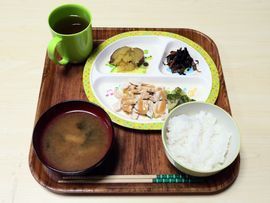 彩があり食欲を刺激する食事となっている。栄養価などにおいても計算されており、健康管理の基本となっている。