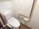 居室とトイレのある介護施設内部