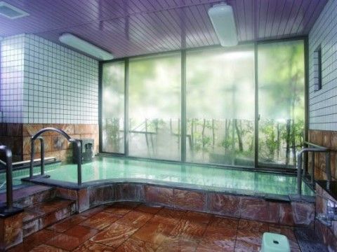 窓からは草木が見え、まるでリゾートホテルのような広々とした大浴場