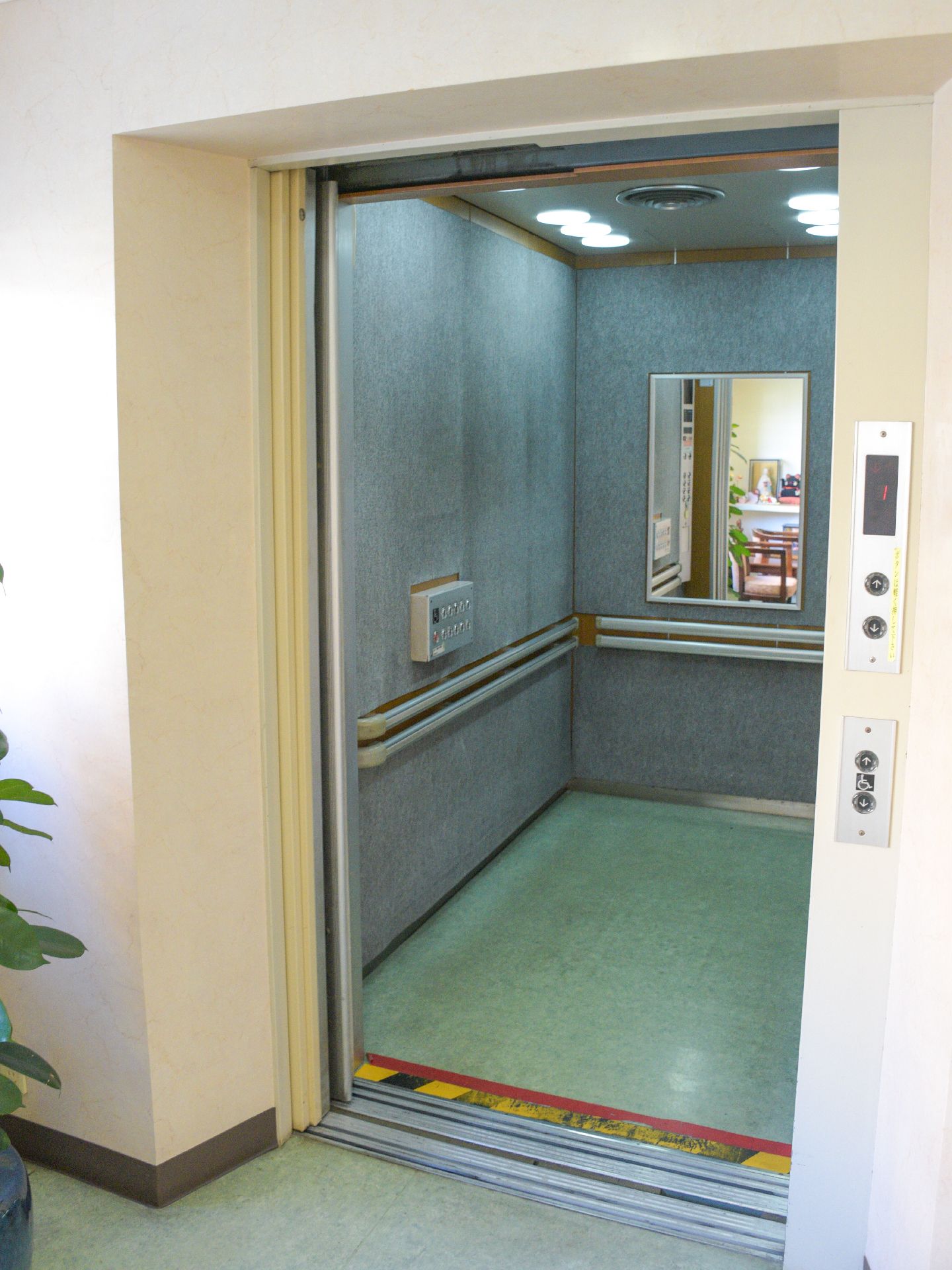 エレベーター室の内部壁はクッション性のものなので、万一体をぶつけることがあっても緩和することができる。