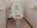 白で統一された清潔感のあるトイレは、暖房便座つきのウォシュレットなので冬でも便座が温かく快適。非常用ブザーも完備されている。