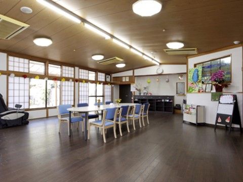 「さくら館シニアレジデンス」の食堂。カーテンの代わりに障子で光を遮断している。