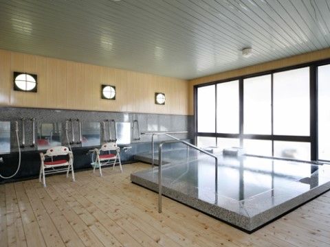 「さくら館シニアレジデンス」の大浴室。銭湯を雰囲気に良く似た大浴室。