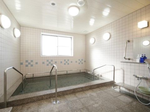 「さくら館シニアレジデンス」の浴室。低めの階段と介助手すりを設置している。