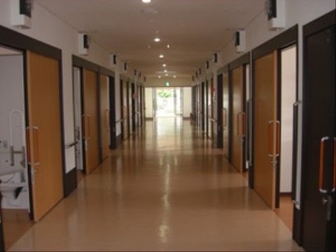 「さくら館シニアレジデンス」の廊下。介助手すりを設置し、廊下の幅にゆとりを持たせている。