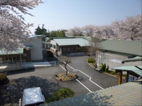 「さくら館シニアレジデンス」の外観。桜の木に囲まれた鮮やかな施設。