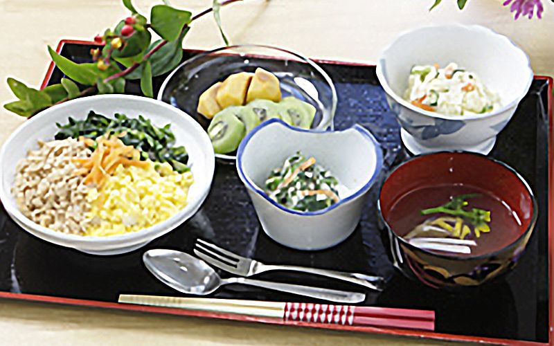 三色丼とほうれん草と人参の白和え、サラダや吸い物、フルーツのデザート