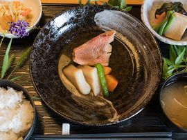 野菜をふんだんに使用したメイン料理と小鉢が並ぶ、彩のいい食事