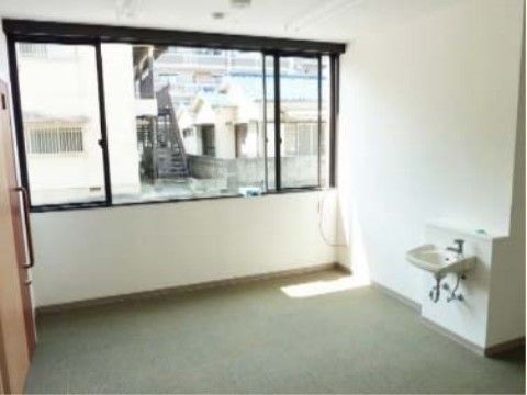 洗面台やトイレ設備がある。