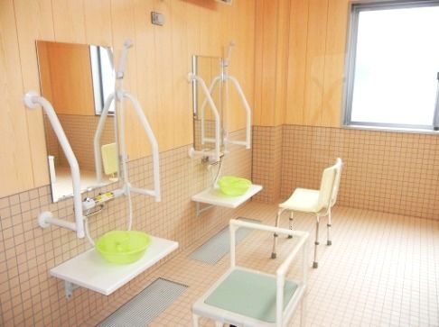 フォレストいこいの浴室。鏡とシャワーを２つ設置