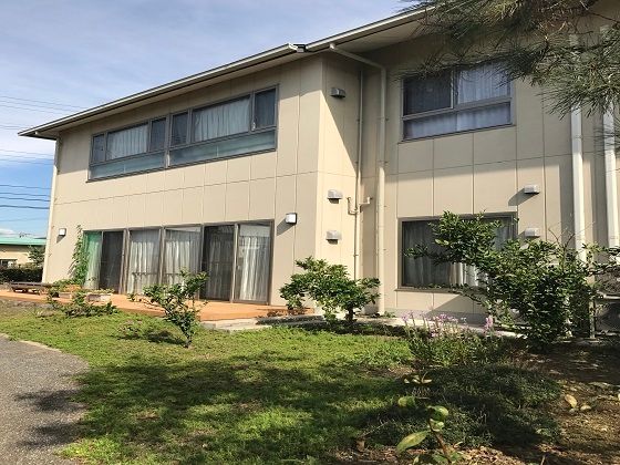フォレストいこいの外観。地上２階建ての施設