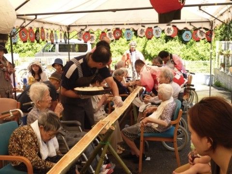 竹で使った流しそうめん台で本格的な流しそうめんを楽しめる夏祭り