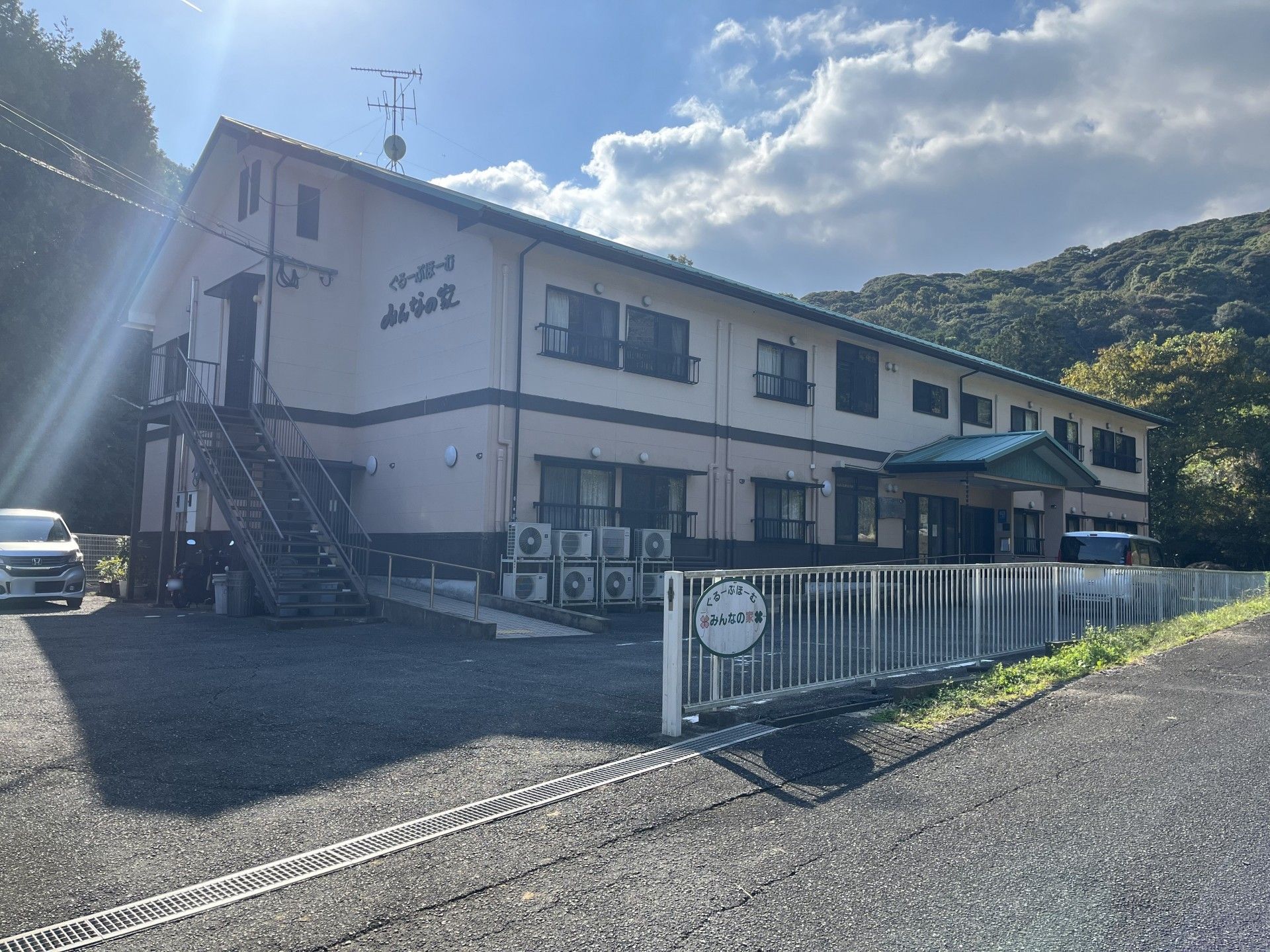 自然に囲まれた施設外観