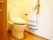 広々としたトイレにはウォシュレットのついた洋式便器を設置している。また壁には手すりが取り付けられている。