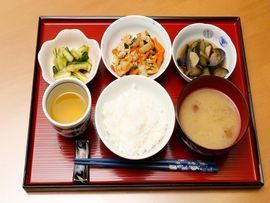 グループホームの食事は高齢者が食べやすいように、素材を細かく切ってある。また炒めたり煮込むなど、柔らかくなるように仕上げている。