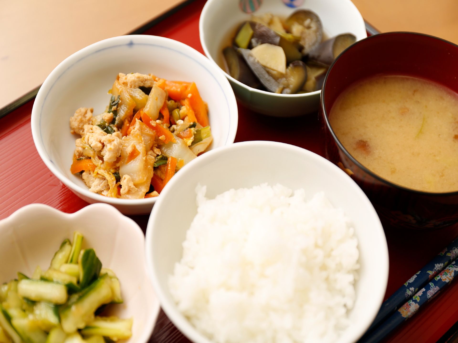 コスモス中山の食事。栄養バランスのしっかりと取れたお食事をご提供いたしますので、毎日元気に過ごせます。
