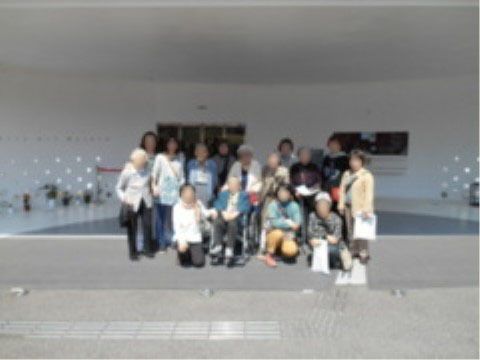 「ラビット・コート」外出風景。皆で記念写真をとりました。