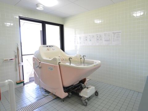 「ラビット・コート」機械浴室。寝たきりの方でも、快適にお風呂を楽しめます。