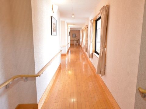 「ラビット・コート」廊下。手すり付き、かつ、余裕のあるスペースが特徴です。