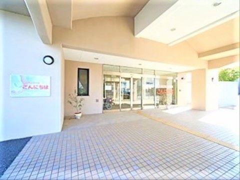 こんにちはの介護。明るく清潔感のあるエントランスです。初めて来訪される方々も入りやすい雰囲気です。