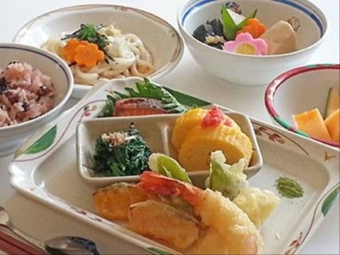こんにちはの食事。栄養バランスの整った美味しいお食事を毎日出来たてでご提供しております。