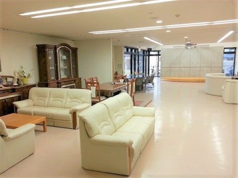 こんにちはの多目的ホール。毎日沢山の入庫者様で賑わう、談話スペースとなっております。