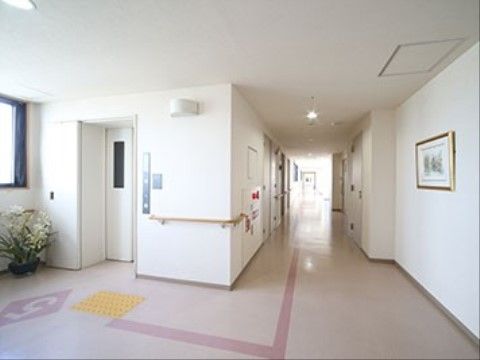 こんにちはの廊下。明るく見通しの良い廊下では、夜間お一人でのご通行も安心して行えます。