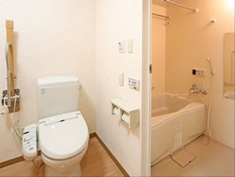 こんにちはのトイレ・浴室。居室内に設けられた個人専用のトイレ・浴室となっております。