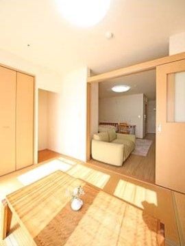 こんにちはの居室。ご自宅より生活用品・家具を持ち込んでの居室環境をお作りいただけます。