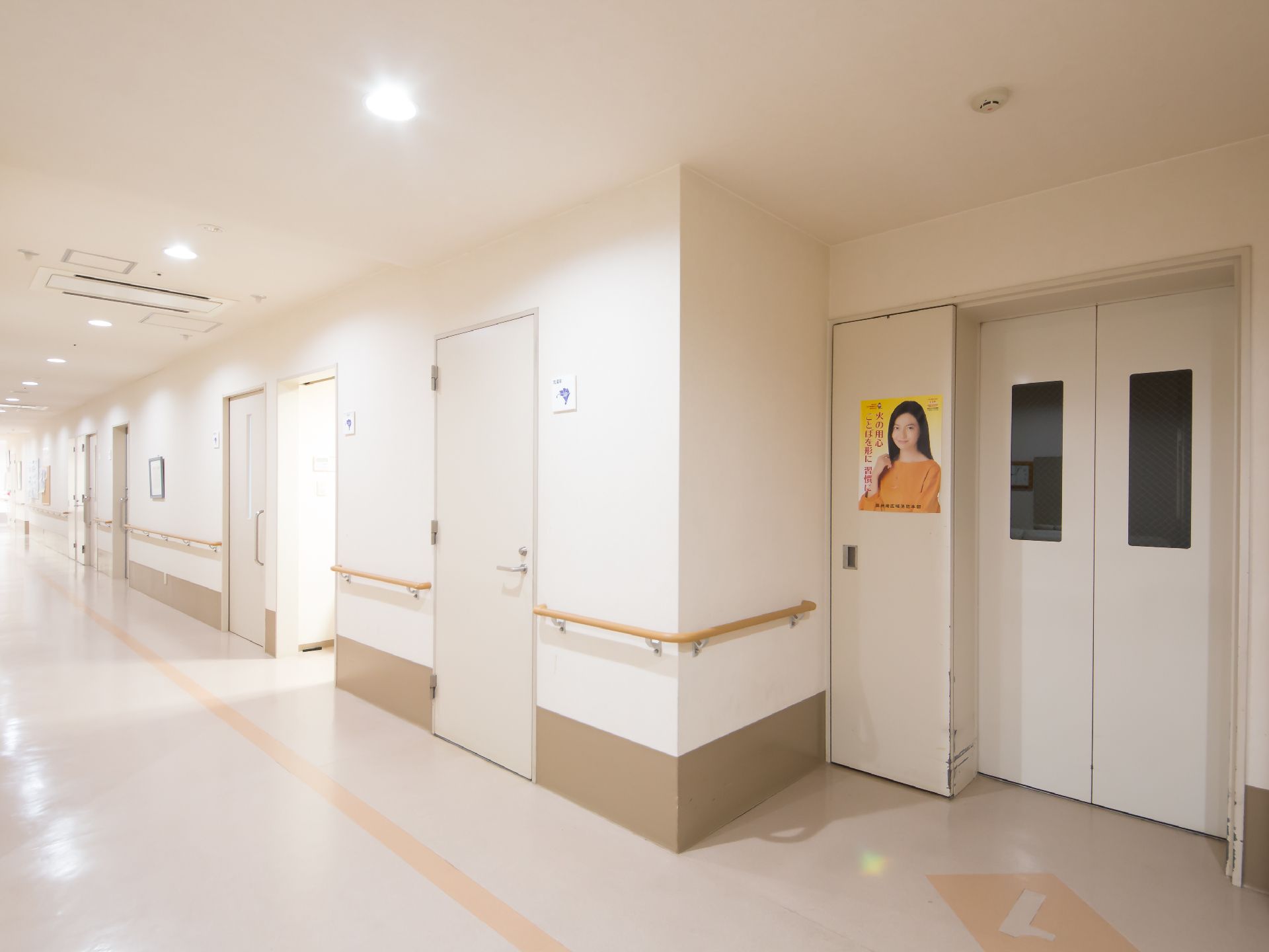 明るく広々とした廊下には手すりが設置されているので、安全に歩行することができる。道幅が広く造られているので通行しやすい。