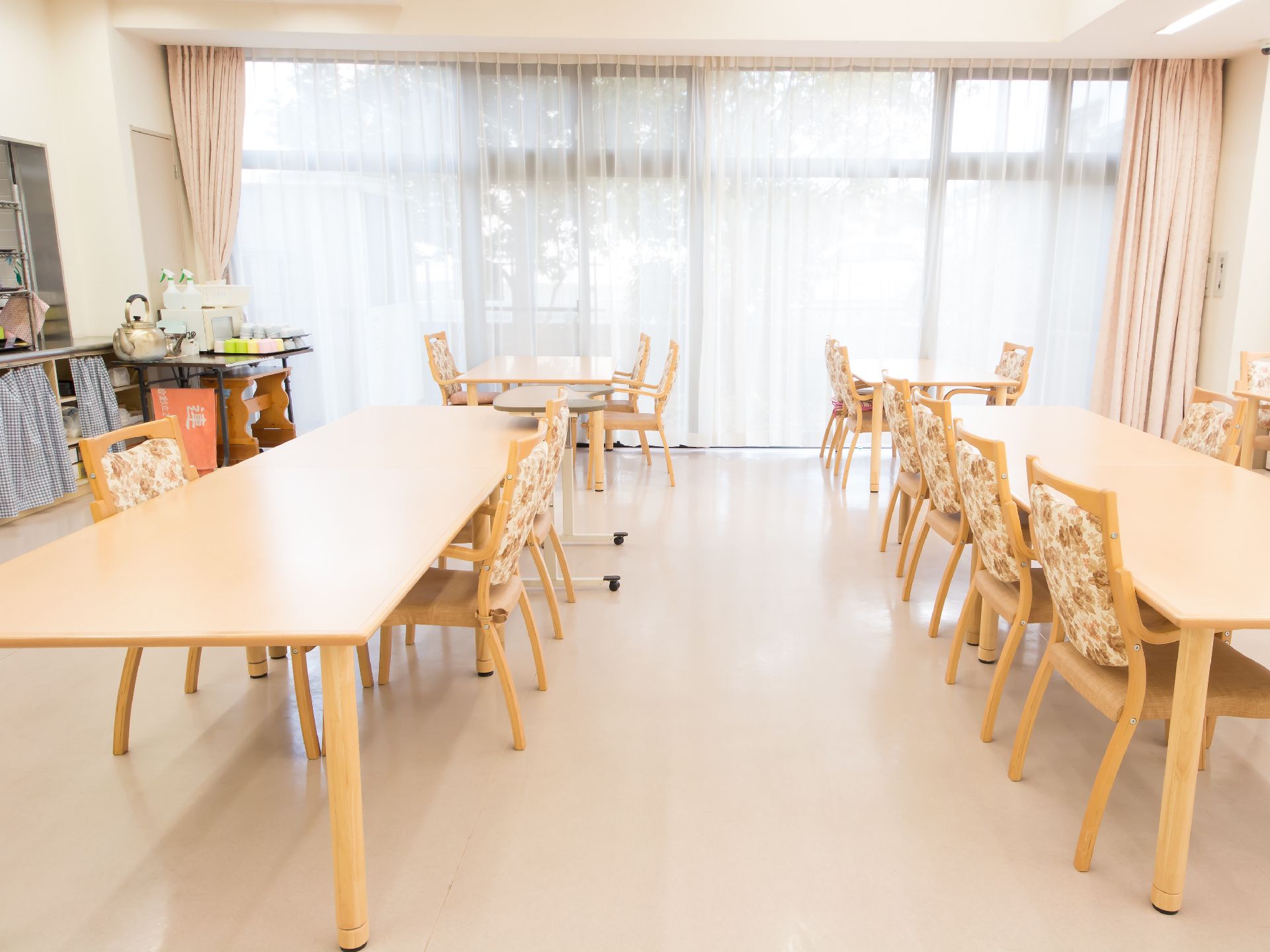 部屋の中心にテーブルが等間隔に配置されている。通路は広く設けられているので、車椅子をご利用の方も安全に移動することができる。