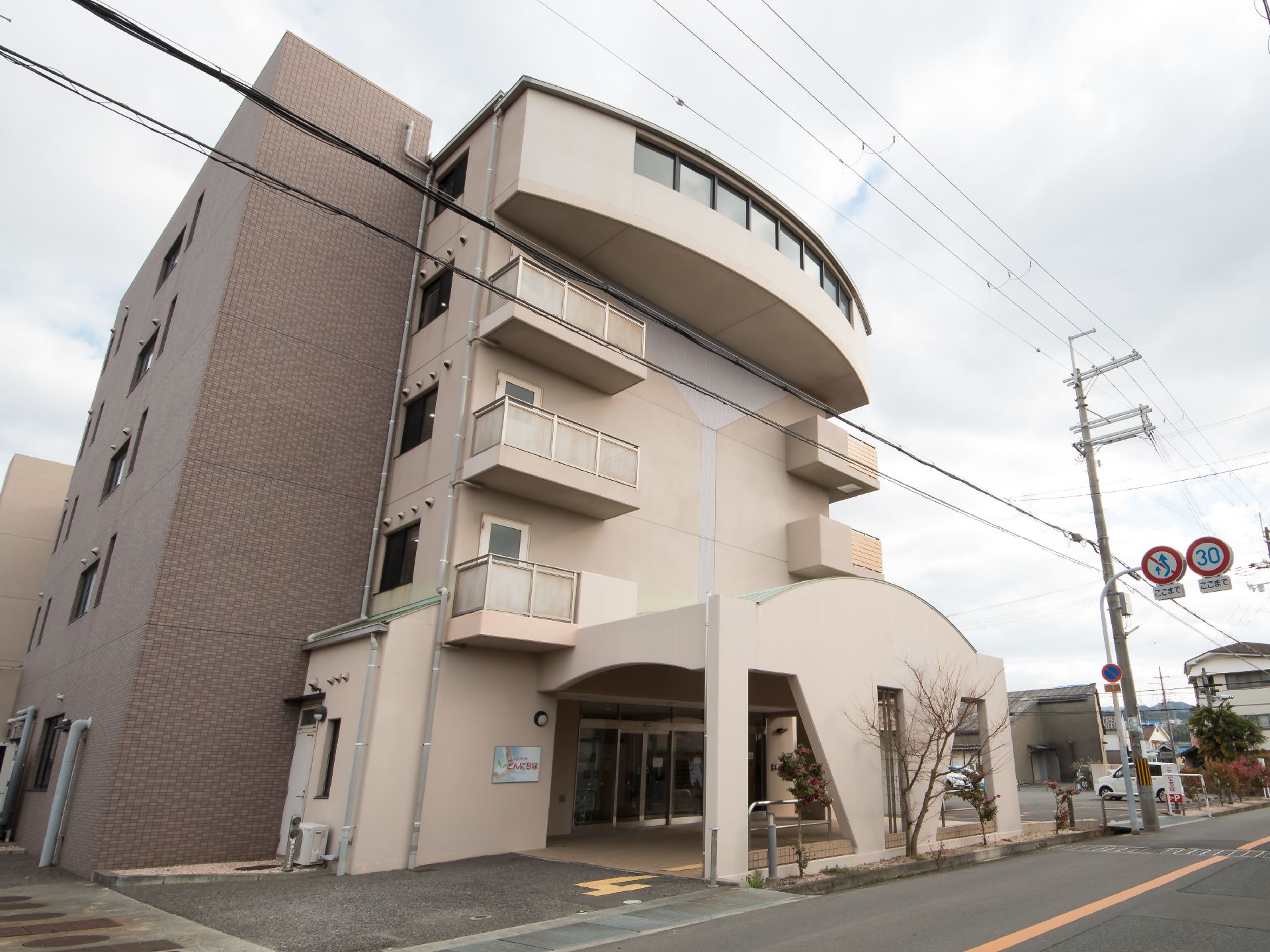 道路沿いにあるので日当たりが良く、交通の便も良い恵まれた立地。広い敷地内には駐車スペースが多数設けられている。