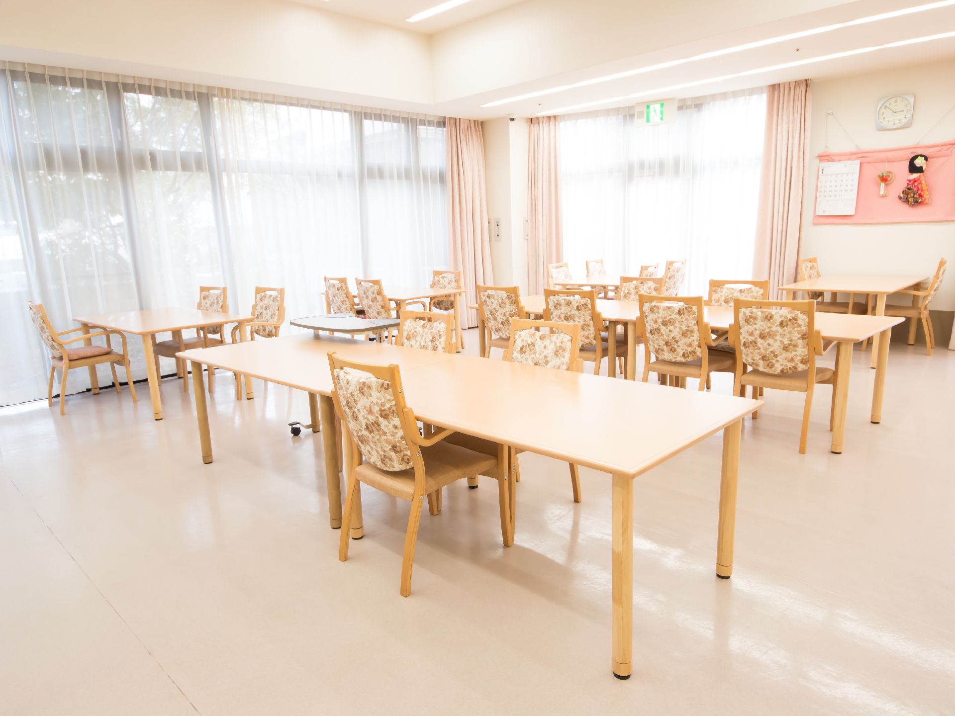 窓が2面設置されているので室内は明るく開放感がある。テーブル同士は距離を置いて配置しているので、ゆったりと過ごすことができる。