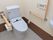 トイレにはウォシュレットのついた洋式便器を設置している。また足の不自由な人のために、可動式の手すりが取り付けられている。