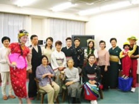 いろいろな芸を披露してくれた芸人さんたちと、記念の集合写真
