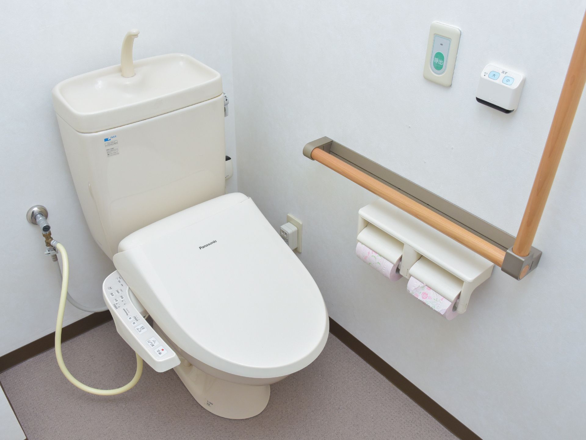 トイレにはウォシュレットのついた洋式便器を設置している。また足腰の弱い高齢者のために、壁には手すりが取り付けられている。