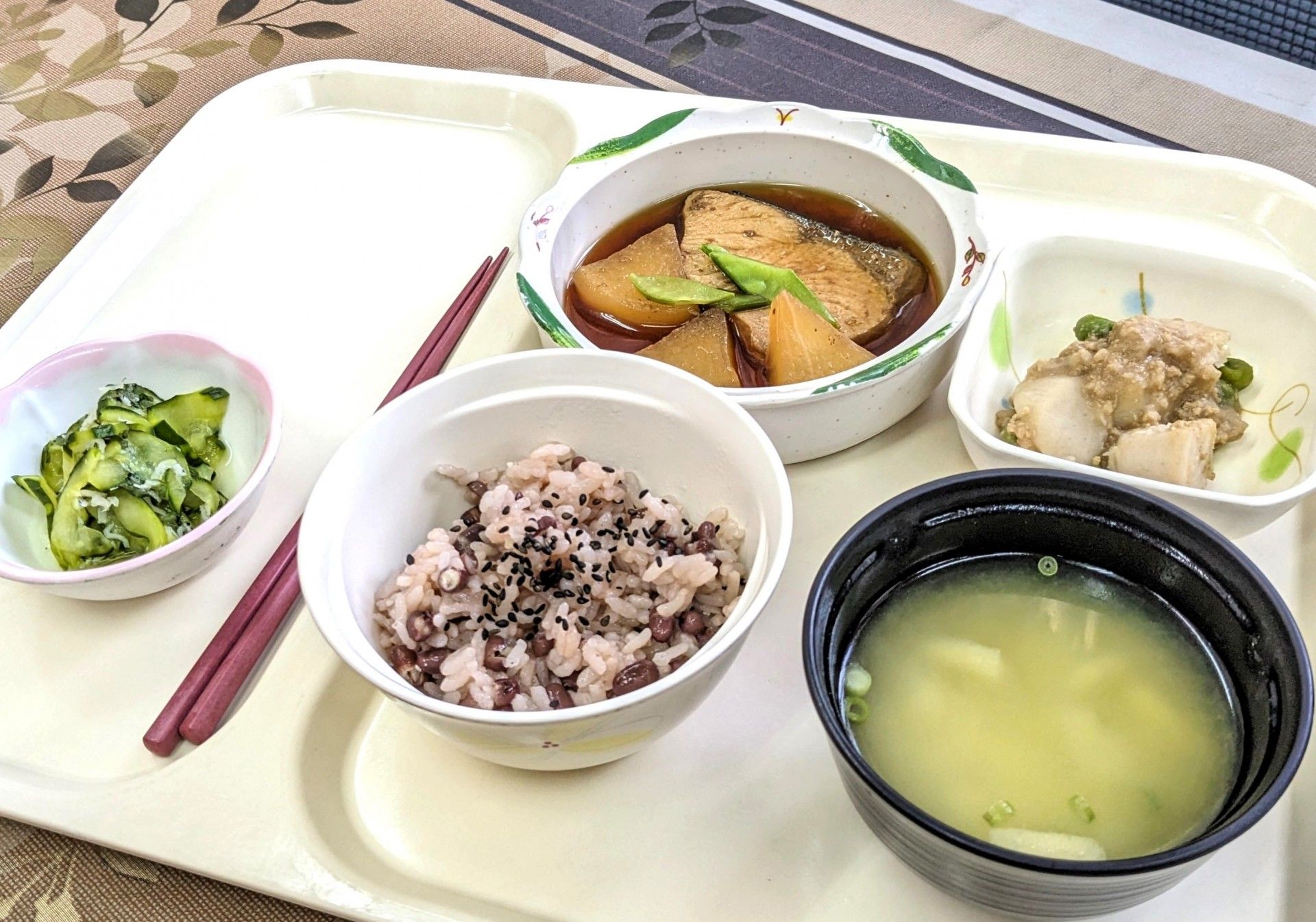 お刺身、お赤飯、伊達巻、黒豆、お雑煮などのお正月献立