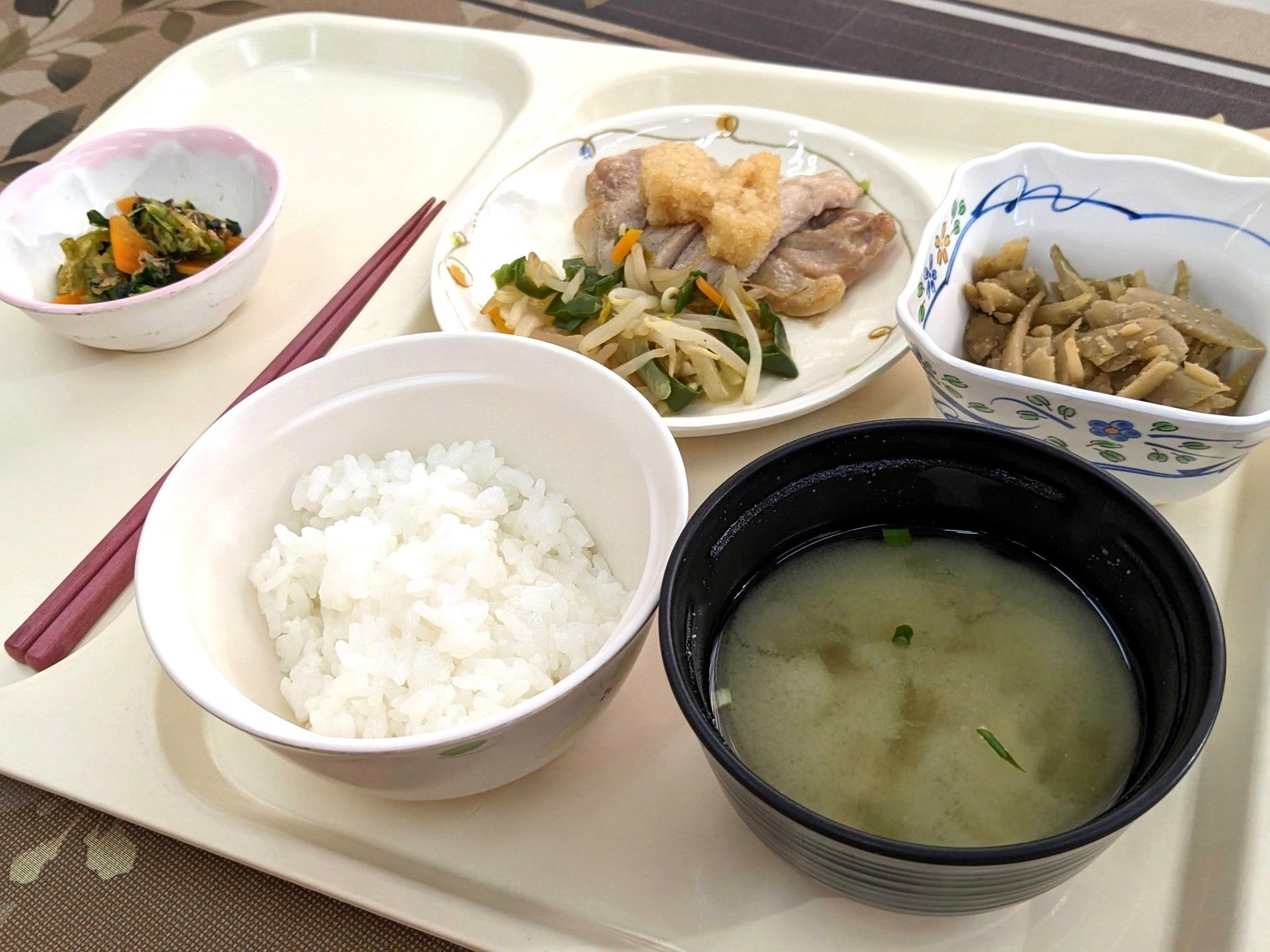 栄養バランスの食事提供