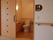 共用部にあるトイレは、段差のない床と引き戸のついたバリアフリー設計。洋式トイレの横には可動式の手すりも設置されている。